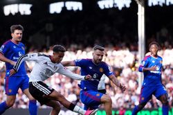 Man Utd nhọc nhằn giành lại 1 điểm từ tay Fulham