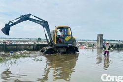 Thu dọn rác thải ngay sau lũ, phòng ngừa dịch bệnh