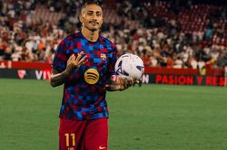 4 ngày lập 2 hat-trick, Raphinha được Barca 'thưởng' lớn