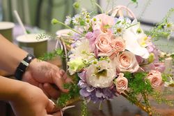 Lồng đèn hoa tươi 'gây sốt', giới trẻ thích thú tự tay làm đón Trung thu