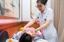 Người trẻ sáng đi làm, tối tranh thủ chữa bệnh