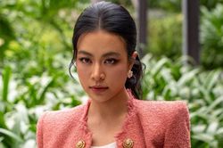 PGS.TS Tân Nhàn làm duyên, ca sĩ Hoàng Thùy Linh trở lại xinh đẹp