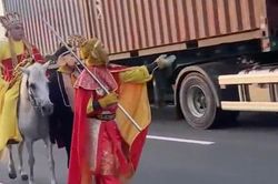 Clip nhóm người hóa trang 'thầy trò Đường Tăng' cưỡi ngựa, đi bộ trên làn ô tô