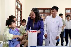 Phó Chủ tịch nước tặng quà Trung thu cho bệnh nhi, trẻ khuyết tật ở Tuyên Quang
