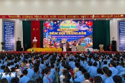 Mang quà Trung thu và dịch vụ y tế đến với đồng bào nơi biên giới