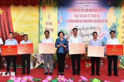 Phó Thủ tướng Phạm Thị Thanh Trà vui Trung Thu cùng thiếu nhi Tuyên Quang