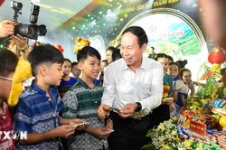 Phó Thủ tướng Lê Tiến Châu vui Trung thu cùng thiếu nhi vùng cao Thanh Hóa