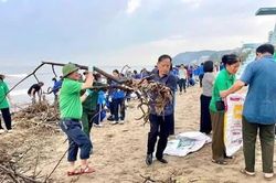 Làm sạch bãi biển Sầm Sơn sau mưa lũ