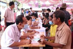 Khám bệnh, cấp thuốc cho đồng bào biên giới Bù Gia Mập