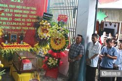 Hàng trăm người dân cầm cờ Tổ quốc, nghẹn ngào đón liệt sĩ trở về sau gần 60 năm