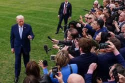 Donald Trump cấm ba hãng truyền thông lớn vào Nhà Trắng
