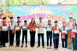 Ấm áp chương trình 'Trung thu cho em' tại Vĩnh Long
