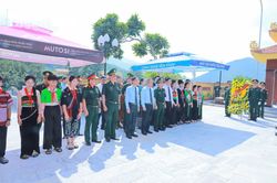 Đoàn đại biểu tỉnh Thanh Hóa dâng hương tưởng niệm các Anh hùng liệt sĩ tại Mường Lát
