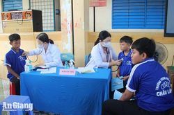 Khám bệnh, cấp thuốc, tặng quà cho 500 học sinh xã Tri Tôn