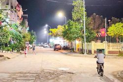 Đường làng lung linh ánh điện