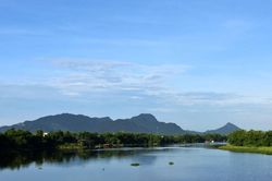 Trục không gian thiêng trong cấu trúc địa văn hóa Chămpa