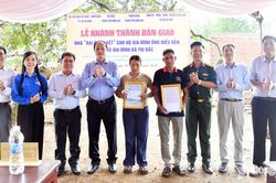 Trao tặng 2 căn nhà đại đoàn kết cho đồng bào dân tộc khó khăn về nhà ở