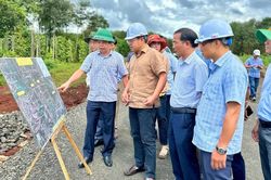 Phó Chủ tịch UBND tỉnh Nguyễn Hữu Quế kiểm tra các dự án giao thông trọng điểm