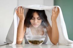 5 tác dụng của việc xông hơi ngải cứu cho da mặt