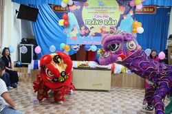 Trao 100 suất quà Trung thu cho con em người khuyết tật