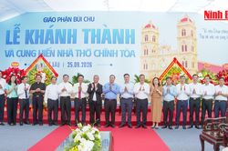 Đồng chí Phó Thủ tướng Thường trực Chính phủ Phạm Gia Túc thăm, chúc mừng Giáo phận Bùi Chu