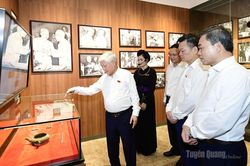 Đồng chí Phó Chủ tịch Thường trực Quốc hội Đỗ Văn Chiến dâng hương tại Khu di tích Quốc gia đặc biệt Tân Trào