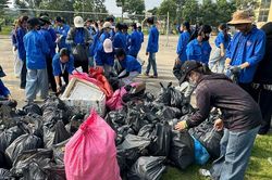Hơn 200 tình nguyện viên ra quân thu gom rác khu vực Đại học Thái Nguyên