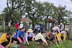 Phú Bài ra quân vệ sinh môi trường hưởng ứng ngày Chủ nhật xanh