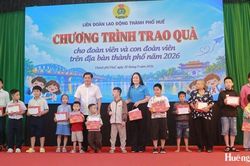 Trao gần 750 suất quà cho đoàn viên, con đoàn viên người lao động