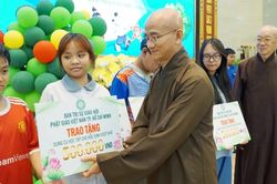 Gần 2.000 em thiếu nhi vui Đêm hội 'Trung thu yêu thương' tại Việt Nam Quốc Tự