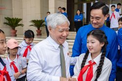 Phó Chủ tịch Thường trực Quốc hội Đỗ Văn Chiến gặp mặt thiếu nhi, thanh niên tiêu biểu thành phố Bắc Ninh