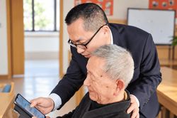 Người cao tuổi trước những rào cản của công nghệ số