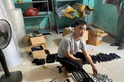 Bắt đối tượng mua gần 1 tấn dao, kiếm, bình xịt hơi cay qua mạng
