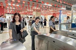 Thuận tiện cho người dân khi sử dụng vé điện tử xe buýt với đường sắt đô thị