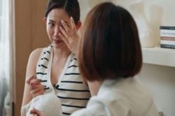 Con gái lấy chồng lần hai tôi định cho 1 tỷ, thấy con rể uống nước trong đám hỏi tôi liền bắt con ly hôn