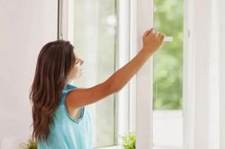 Trời mưa ẩm kéo dài, nên đóng hay mở cửa nhà?