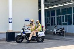 CSGT hỗ trợ mở đường đưa người uống nhầm hóa chất đi cấp cứu