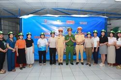 Chương trình 'Giao thông xanh - Hành trình an toàn, vững vàng tiên phong' số 21:  Trao 300 mũ bảo hiểm đến người lao động tại Công ty TNHH May Trấn An