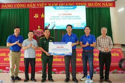 Lâm Đồng: Bàn giao ống dẫn nước, phục vụ việc kết nối nguồn nước về Đồn Biên phòng Đắk Dang