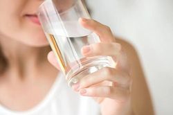 Uống một ly nước ấm mỗi sáng, người phụ nữ nhận được bất ngờ khi đi khám
