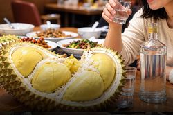 Người phụ nữ suy gan nặng sau khi ăn sầu riêng rồi uống rượu