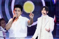 Anh Tài Quốc Thiên làm rớt giày tại Meet & Greet, fan hài hước gọi tên BB Trần