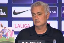 HLV Mourinho trưng ảnh ở họp báo, tố trọng tài bỏ qua 2 thẻ đỏ của Atletico