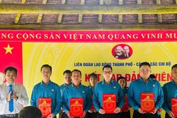 Củng cố tổ chức Công đoàn, tăng cường phát triển Đảng trong công nhân