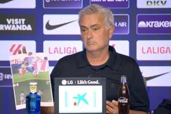 Hành động khiến Mourinho bị chê cười