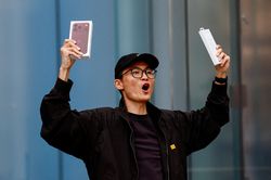 Gen Z Mỹ thà sắm đồ xa xỉ, đi du lịch hơn tiết kiệm mua nhà