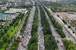 Một số điểm còn bị ngập, di chuyển trên Đại lộ Thăng Long thế nào?