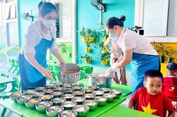 Chăm lo bữa ăn bán trú cho học sinh xã vùng cao Thanh Nưa