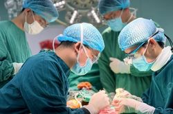 Bảy giờ nỗ lực bảo tồn bàn tay cho người bệnh sau tai nạn lao động