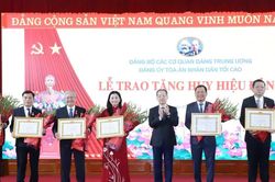 Trao tặng Huy hiệu 30 năm, 35 năm tuổi Đảng cho 6 đảng viên thuộc Đảng bộ Tòa án nhân dân tối cao